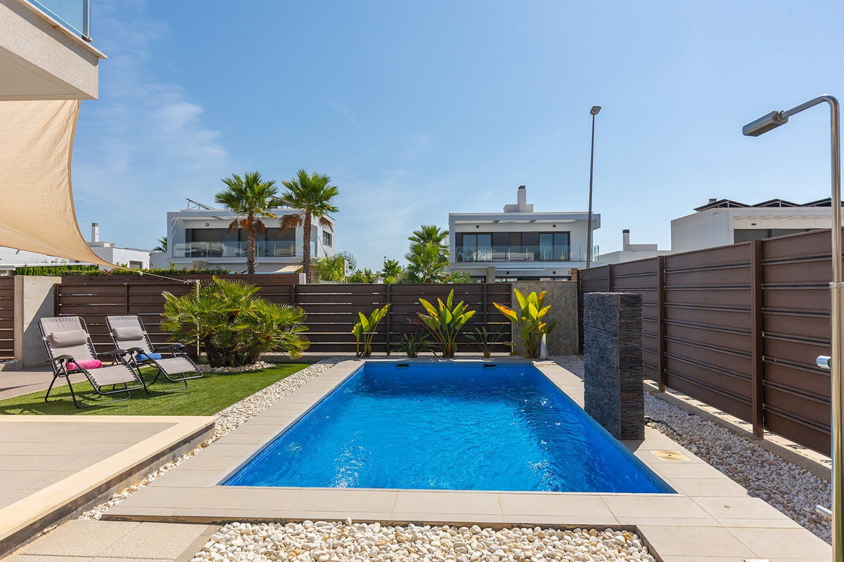 Se vende Villa - Chalet de 3 dormitorios en Costa Blanca, Alicante, España