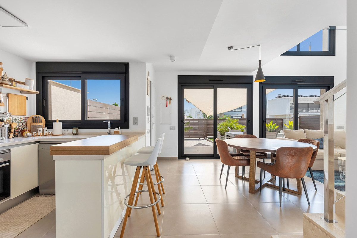 Se vende Villa - Chalet de 3 dormitorios en Costa Blanca, Alicante, España
