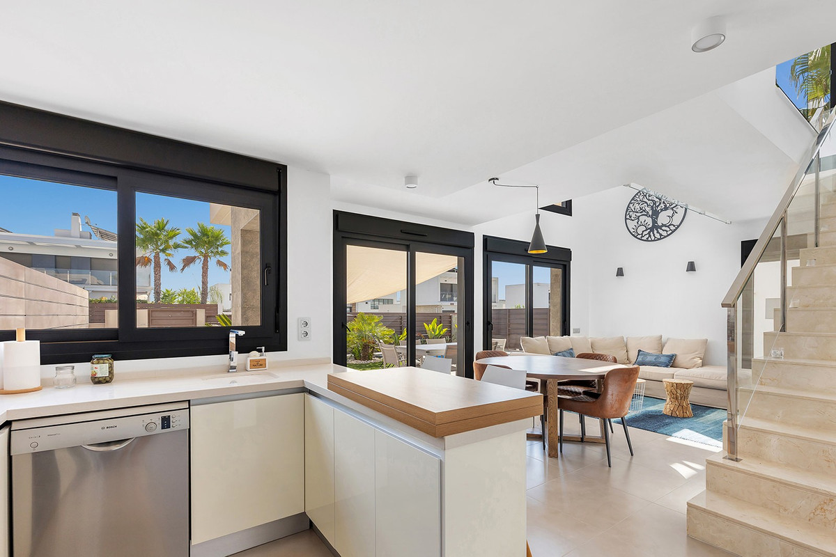 Se vende Villa - Chalet de 3 dormitorios en Costa Blanca, Alicante, España