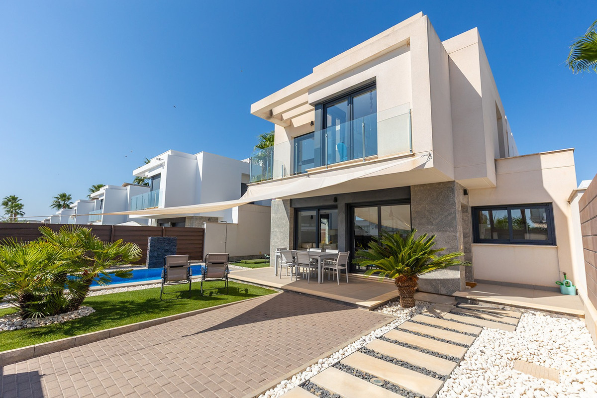 Se vende Villa - Chalet de 3 dormitorios en Costa Blanca, Alicante, España