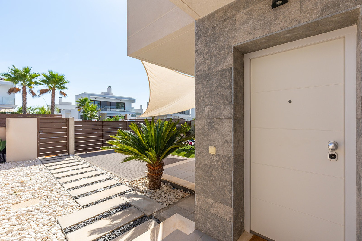 Se vende Villa - Chalet de 3 dormitorios en Costa Blanca, Alicante, España
