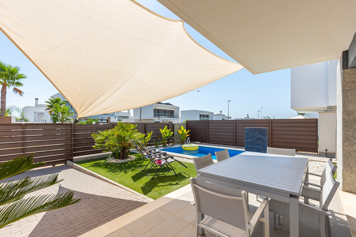 Se vende Villa - Chalet de 3 dormitorios en Costa Blanca, Alicante, España