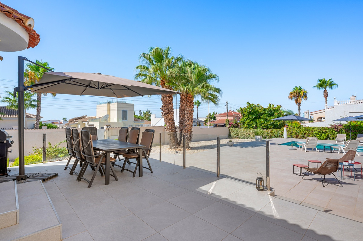 Se vende Villa - Chalet de 3 dormitorios en Costa Blanca, Alicante, España