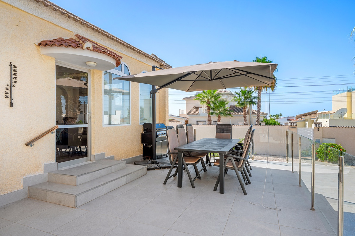 Se vende Villa - Chalet de 3 dormitorios en Costa Blanca, Alicante, España