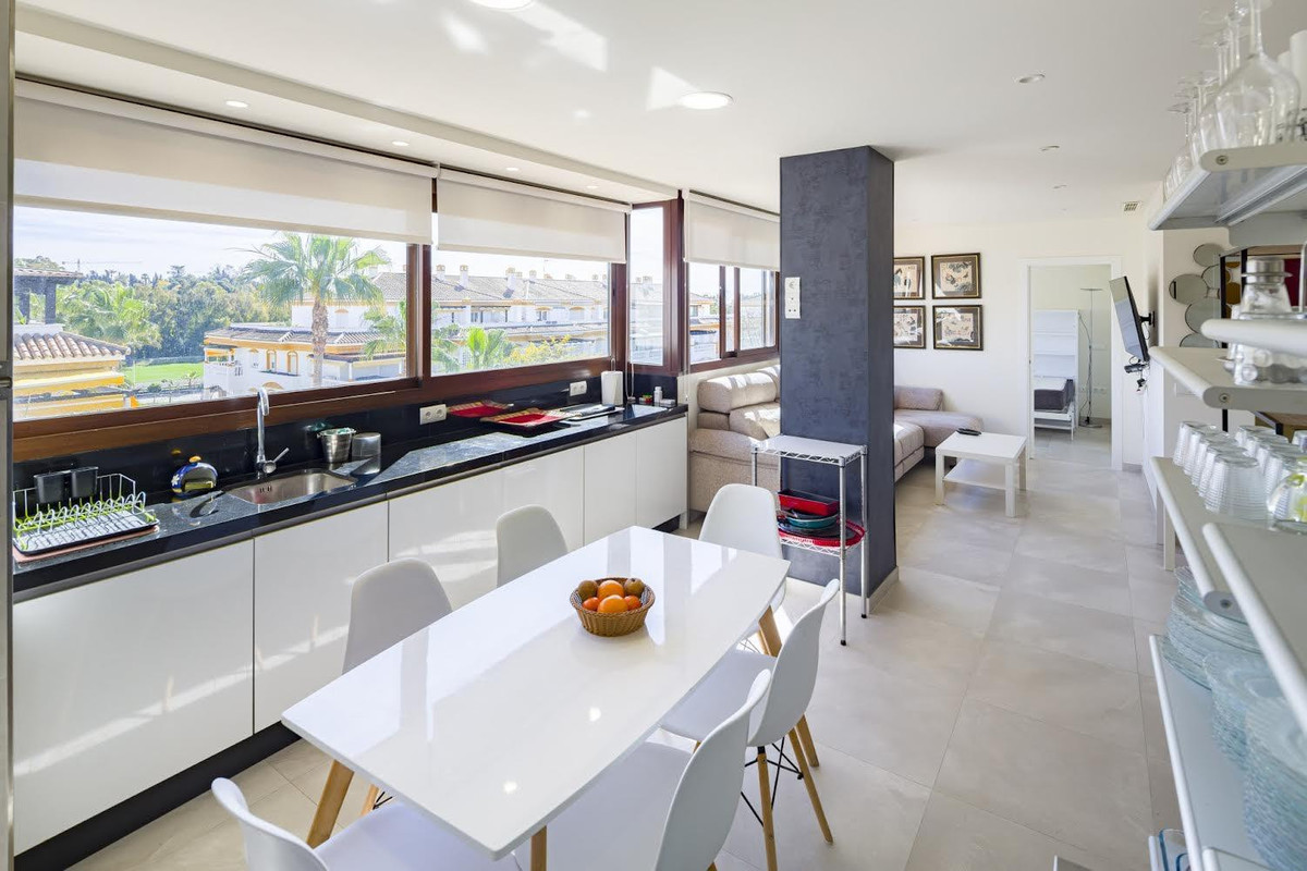 Se vende Apartamento Planta Media de 2 dormitorios en Costa Del Sol, Málaga, España