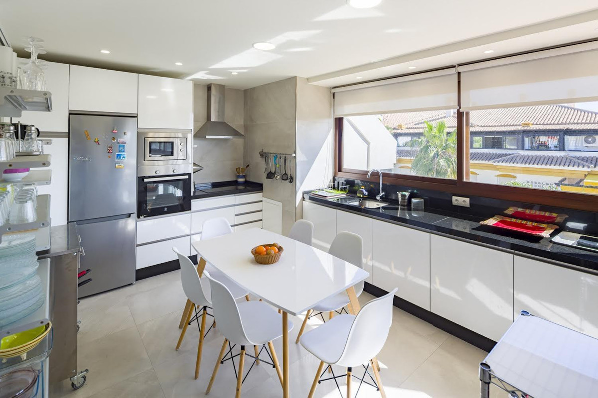 Se vende Apartamento Planta Media de 2 dormitorios en Costa Del Sol, Málaga, España