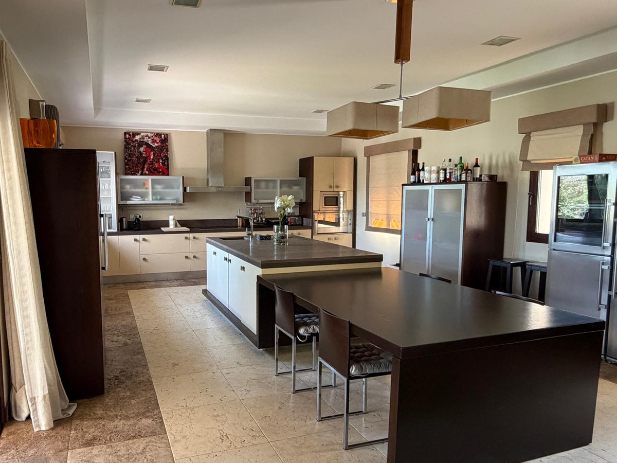 Se vende Villa - Chalet de 7 dormitorios en Costa Del Sol, Cadiz, España