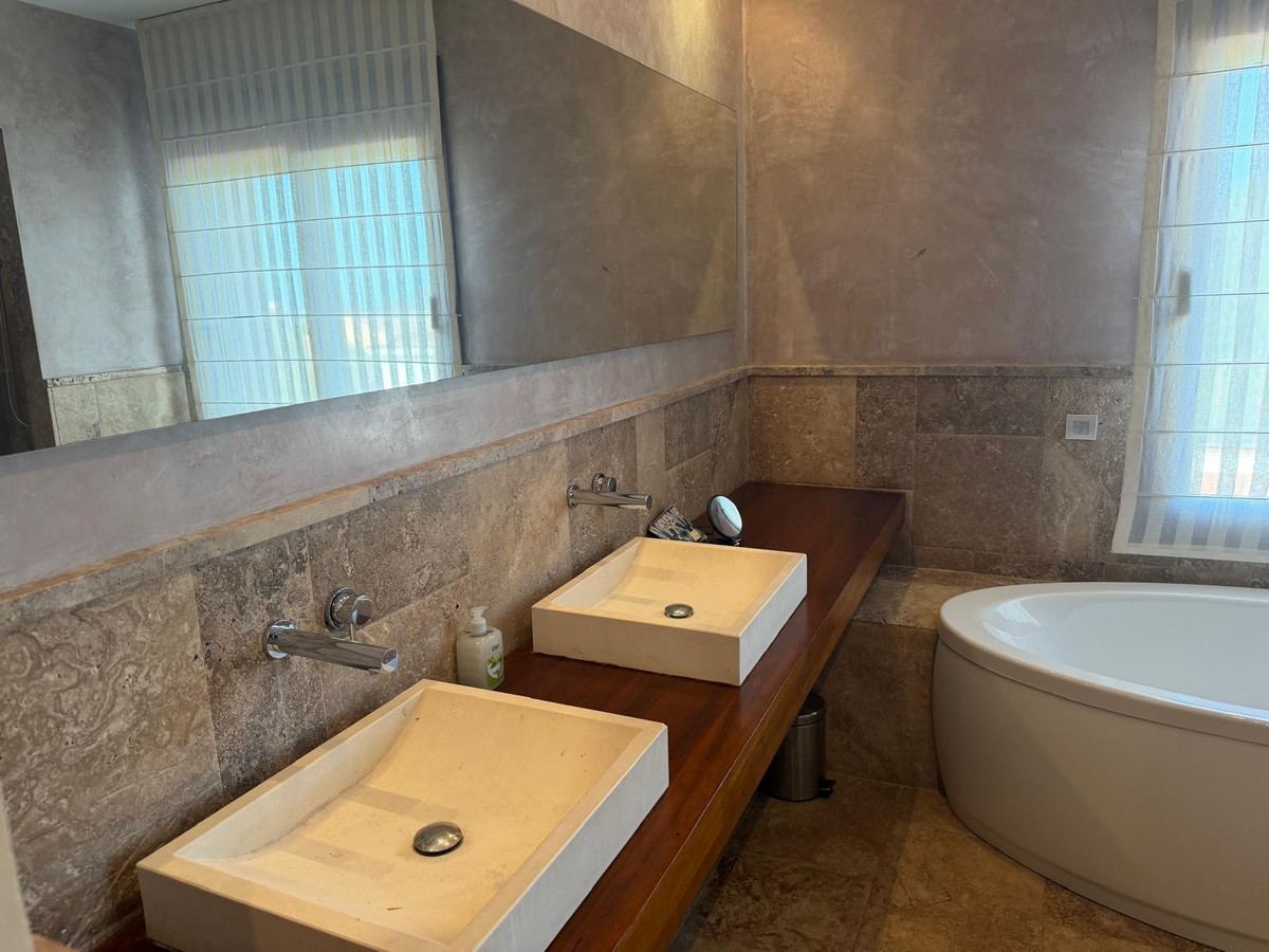 Se vende Villa - Chalet de 7 dormitorios en Costa Del Sol, Cadiz, España