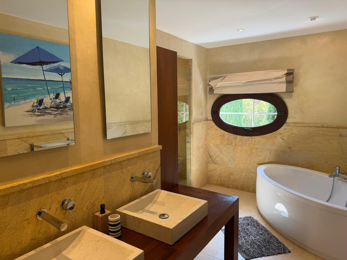 Se vende Villa - Chalet de 7 dormitorios en Costa Del Sol, Cadiz, España