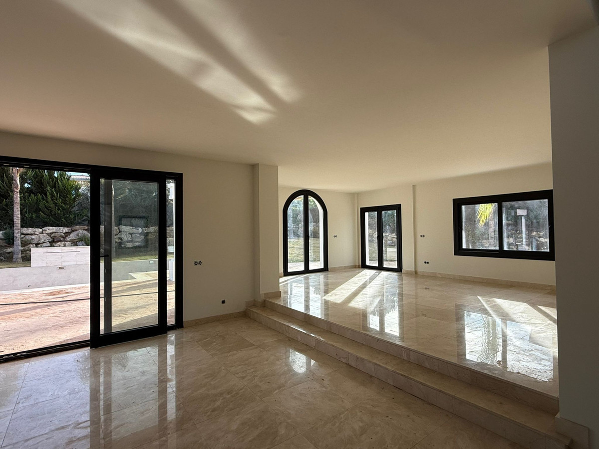 Se vende Villa - Chalet de 5 dormitorios en Costa Del Sol, Cadiz, España