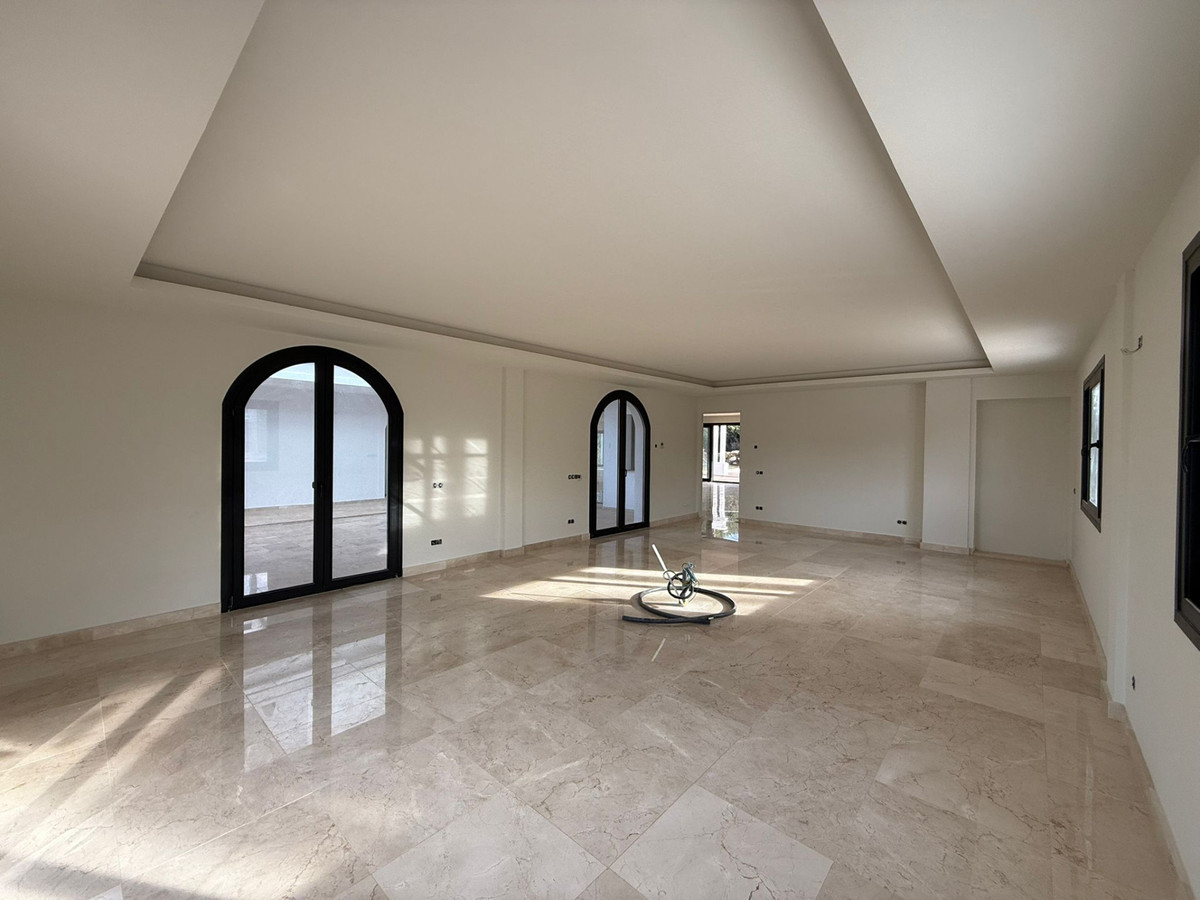 Se vende Villa - Chalet de 5 dormitorios en Costa Del Sol, Cadiz, España