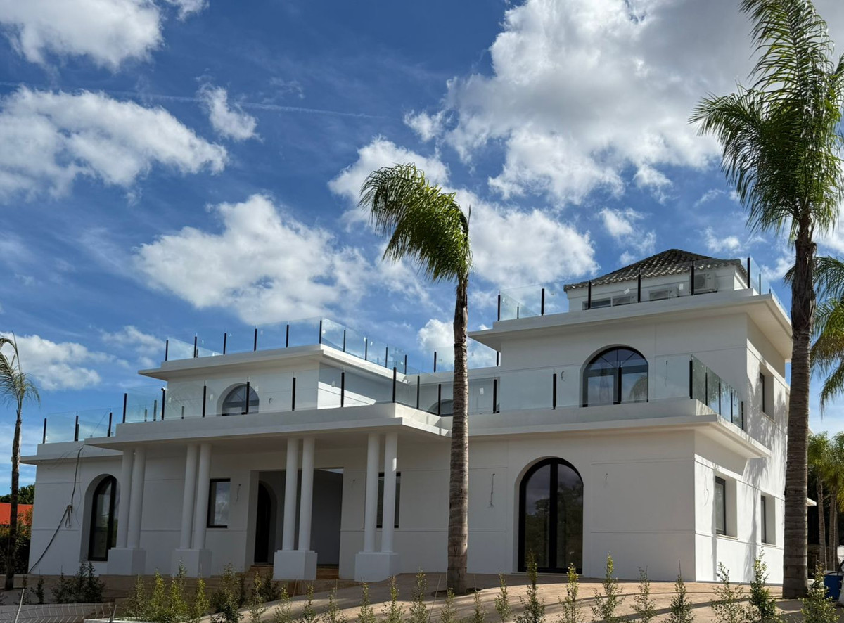 Se vende Villa - Chalet de 5 dormitorios en Costa Del Sol, Cadiz, España