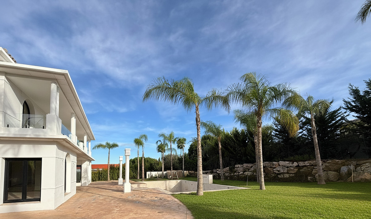 Se vende Villa - Chalet de 5 dormitorios en Costa Del Sol, Cadiz, España