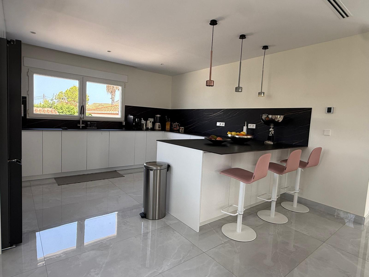 Se vende Villa - Chalet de 5 dormitorios en Costa Blanca, Alicante, España