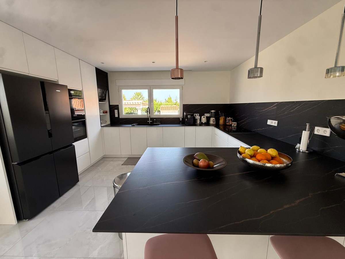 Se vende Villa - Chalet de 5 dormitorios en Costa Blanca, Alicante, España