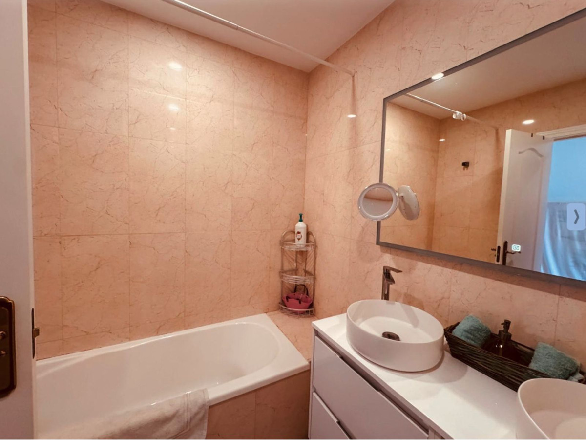 Se vende Apartamento Planta Media de 2 dormitorios en Costa Del Sol, Málaga, España