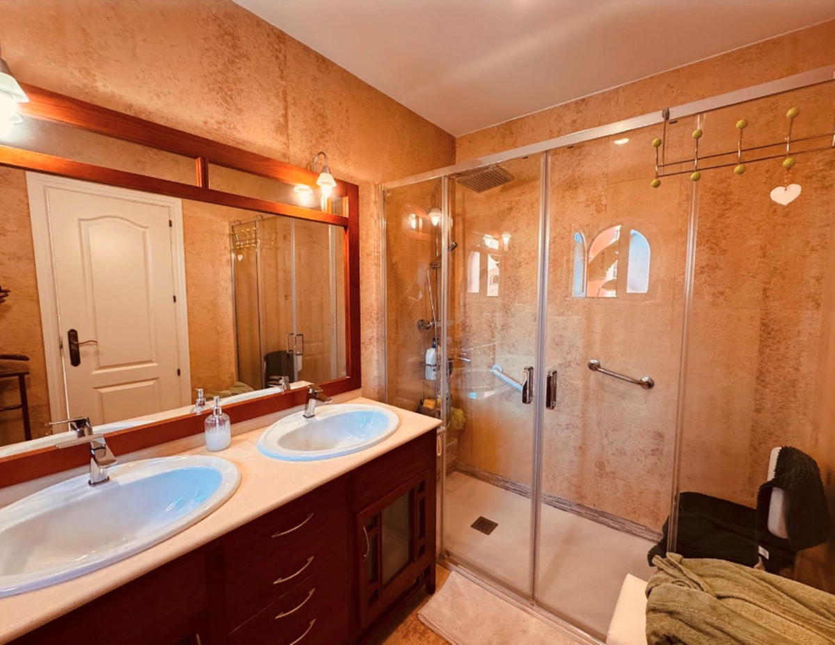 Se vende Apartamento Planta Media de 2 dormitorios en Costa Del Sol, Málaga, España