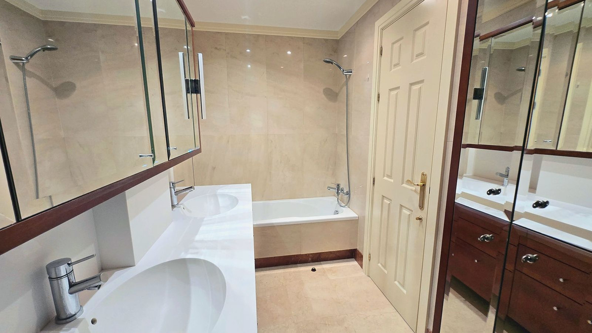 2 Bed Apartment for sale in Sierra Blanca Costa Del Sol, Málaga, Spain