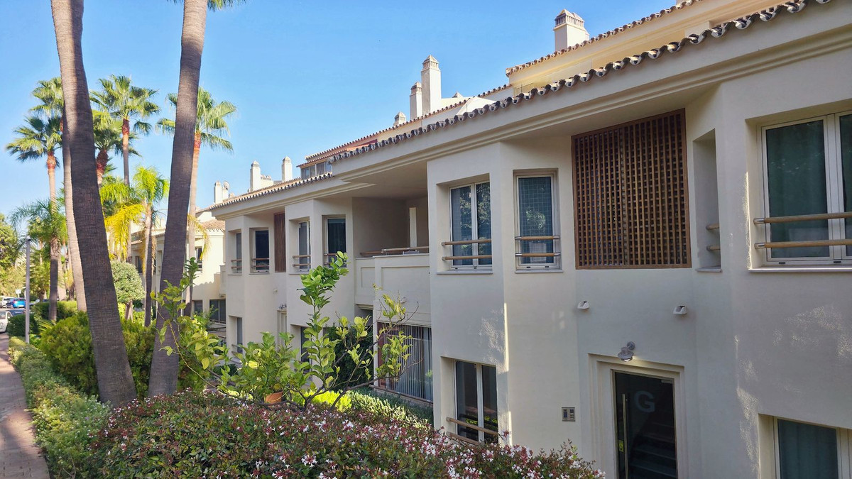 2 Bed Apartment for sale in Sierra Blanca Costa Del Sol, Málaga, Spain