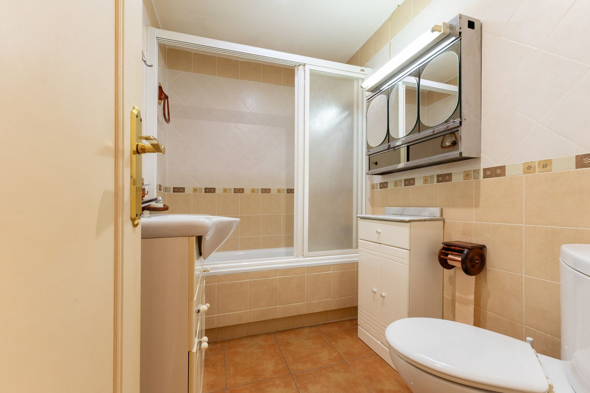 Se vende Apartamento en Planta Última de 2 dormitorios en Costa Del Sol, Málaga, España