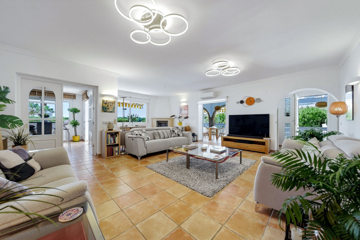 Se vende Villa - Chalet de 5 dormitorios en Costa Del Sol, Málaga, España
