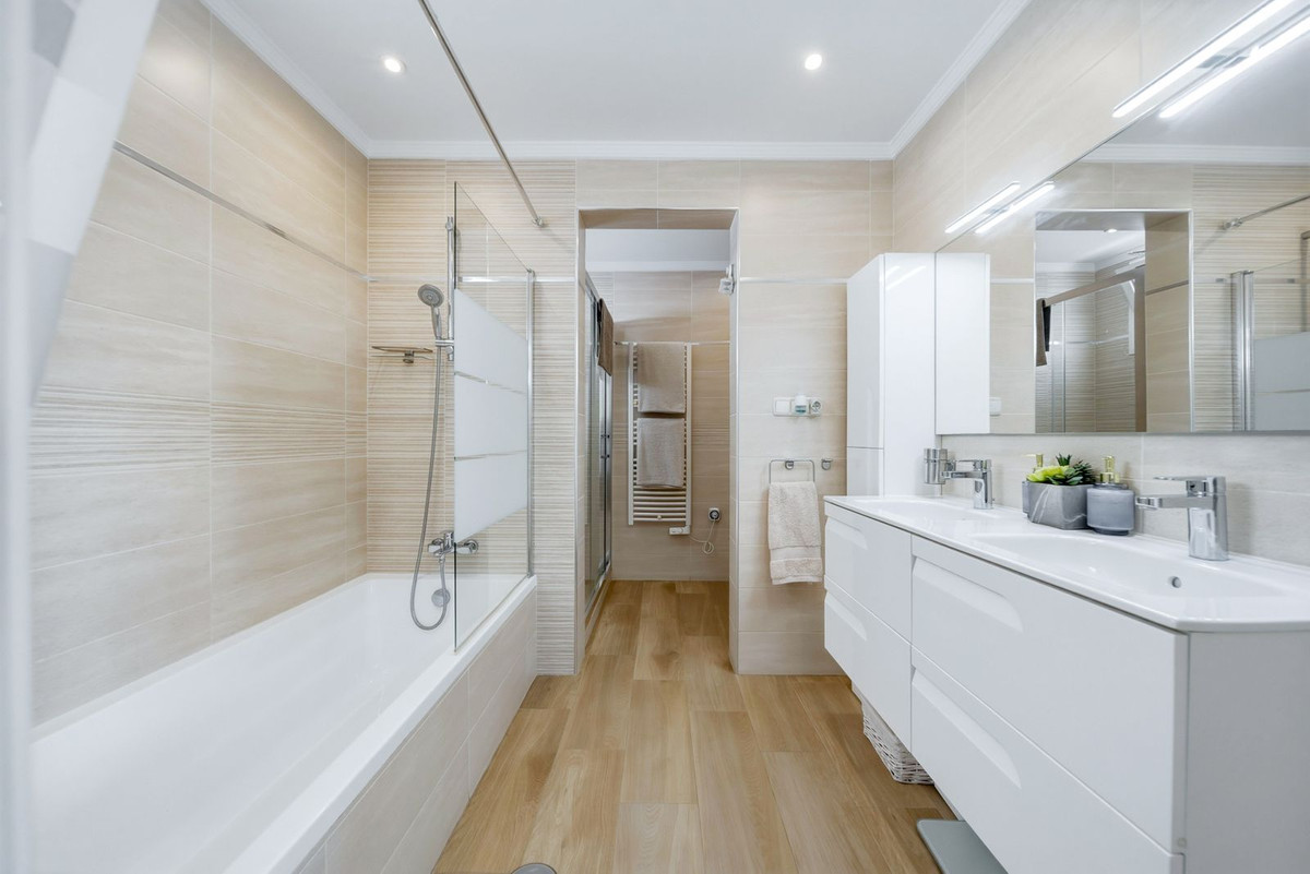 Se vende Villa - Chalet de 5 dormitorios en Costa Del Sol, Málaga, España