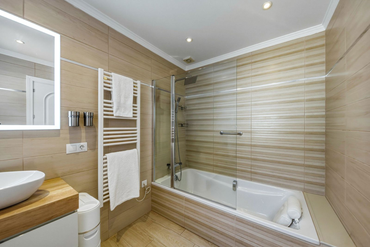 Se vende Villa - Chalet de 5 dormitorios en Costa Del Sol, Málaga, España