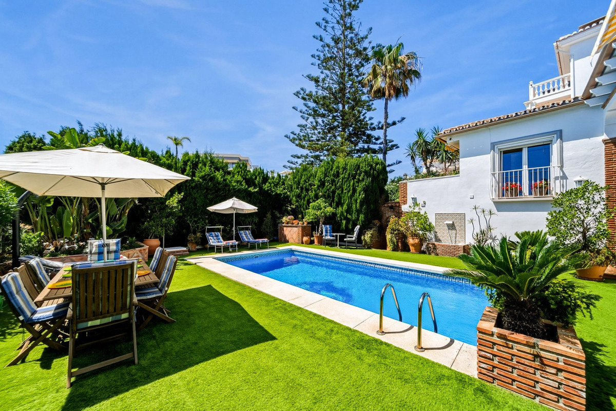 Se vende Villa - Chalet de 5 dormitorios en Costa Del Sol, Málaga, España