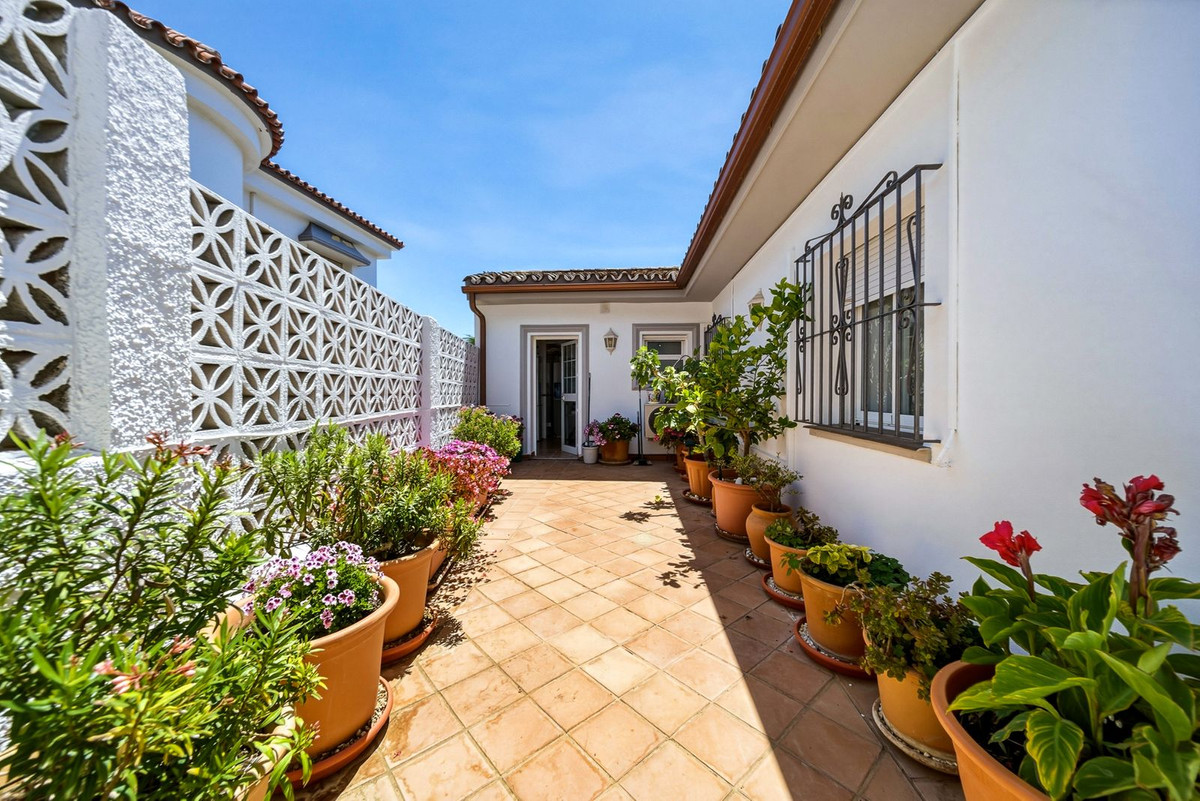 Se vende Villa - Chalet de 5 dormitorios en Costa Del Sol, Málaga, España