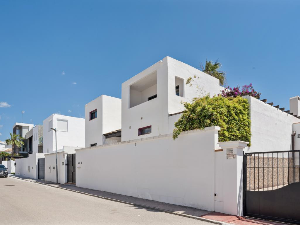 6 Bed Townhouse for sale in Nueva Andalucía Costa Del Sol, Málaga, Spain