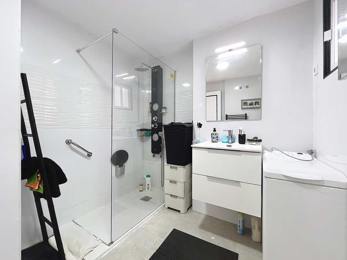 Se vende Apartamento Planta Media de 2 dormitorios en Costa Del Sol, Málaga, España