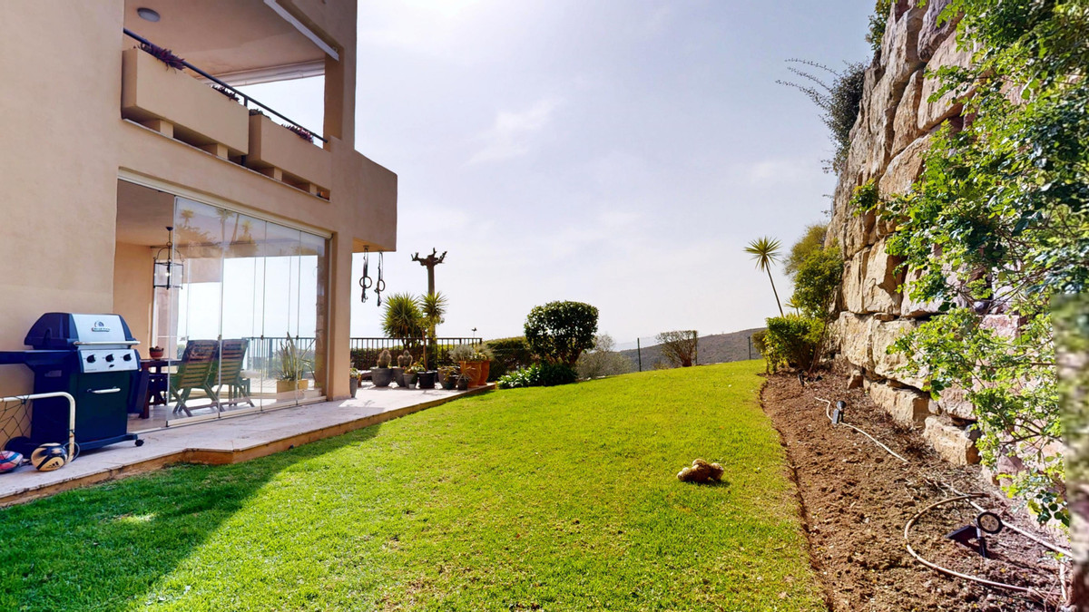 3 Bed Apartment for sale in El Paraiso Costa Del Sol, Málaga, Spain