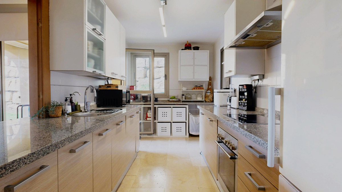 3 Bed Apartment for sale in El Paraiso Costa Del Sol, Málaga, Spain