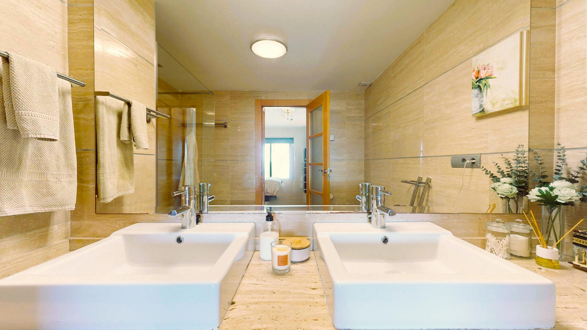 3 Bed Apartment for sale in El Paraiso Costa Del Sol, Málaga, Spain