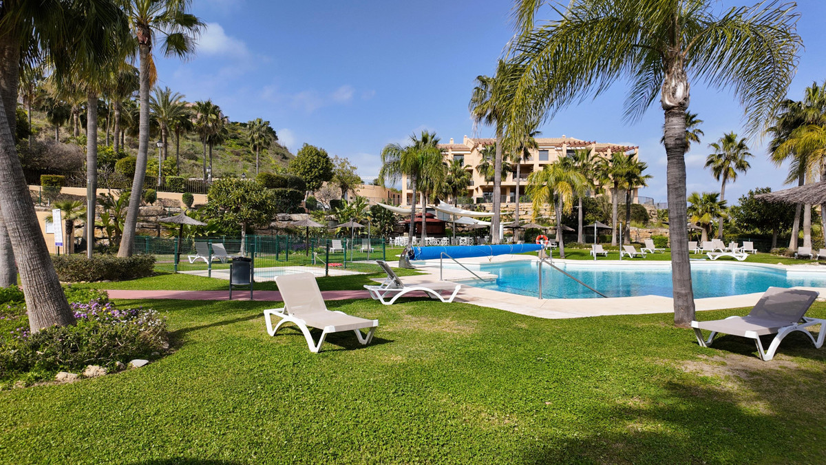 3 Bed Apartment for sale in El Paraiso Costa Del Sol, Málaga, Spain