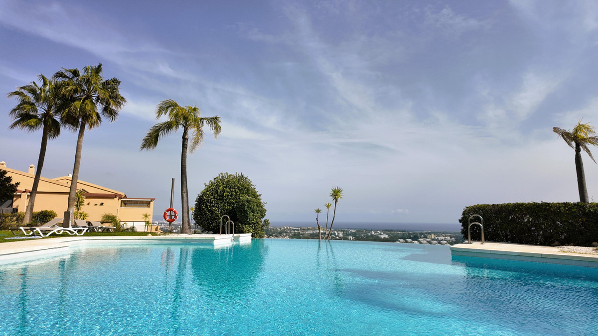 3 Bed Apartment for sale in El Paraiso Costa Del Sol, Málaga, Spain