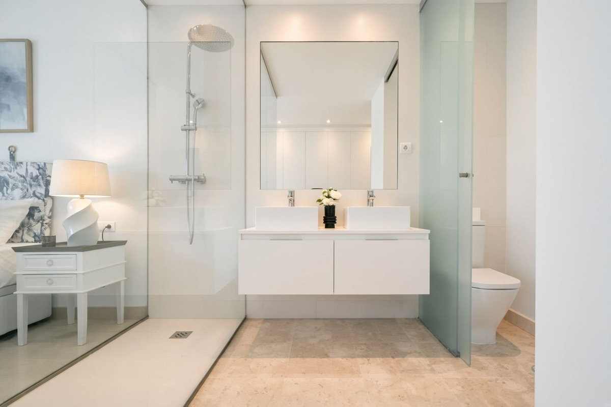2 Bed Apartment for sale in El Paraiso Costa Del Sol, Málaga, Spain