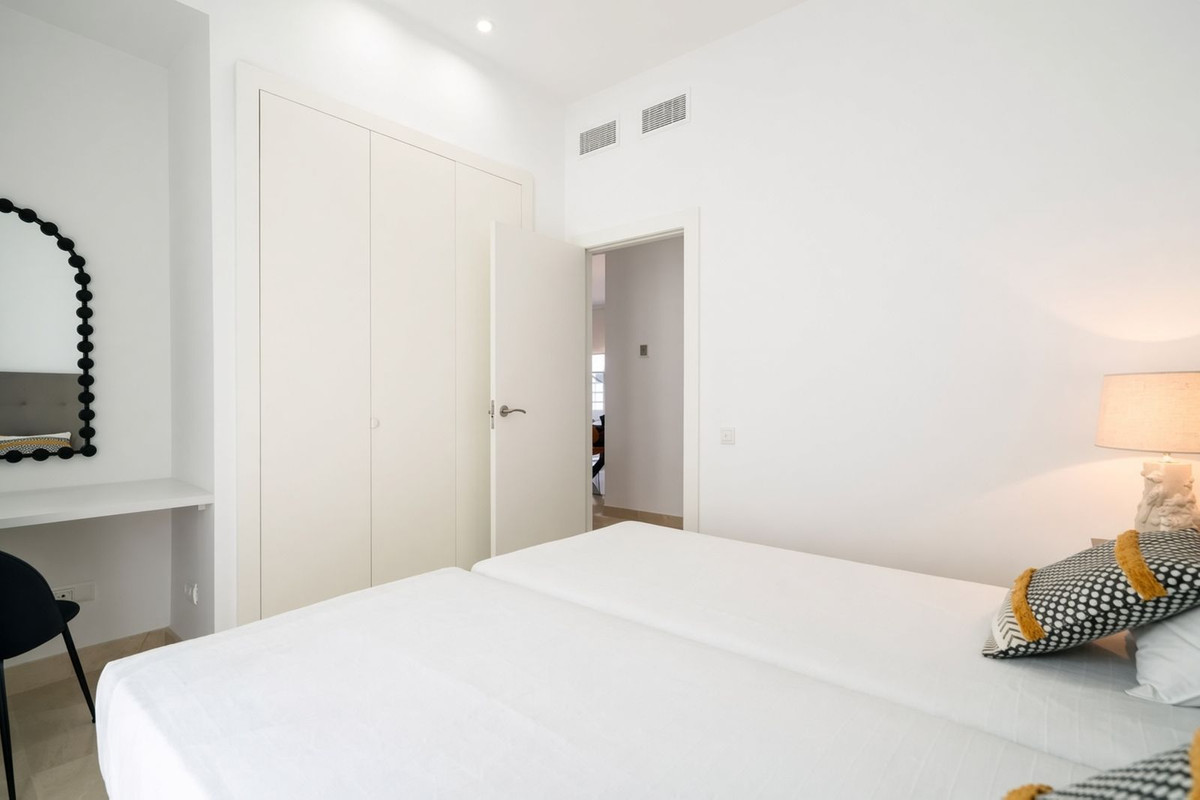 2 Bed Apartment for sale in El Paraiso Costa Del Sol, Málaga, Spain