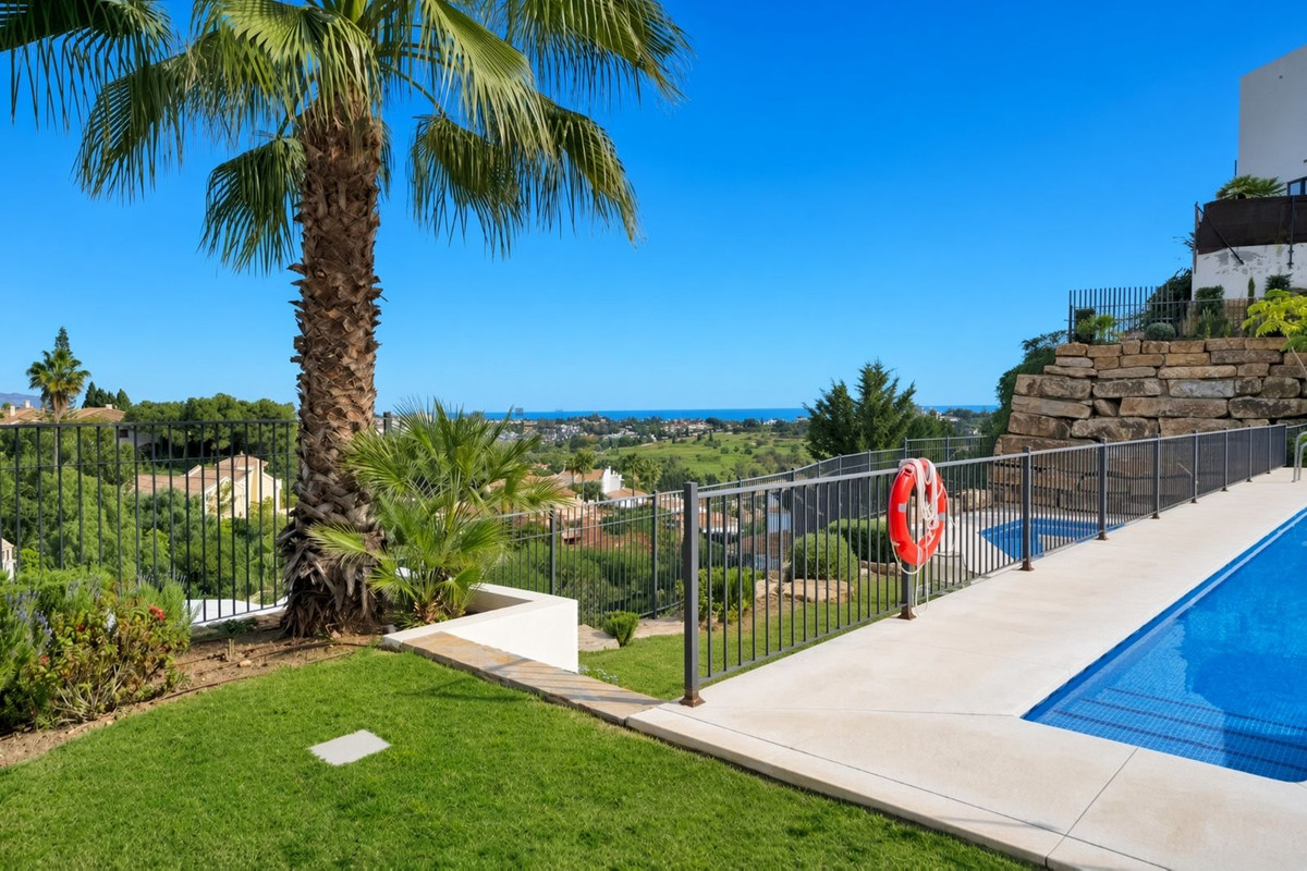 2 Bed Apartment for sale in El Paraiso Costa Del Sol, Málaga, Spain