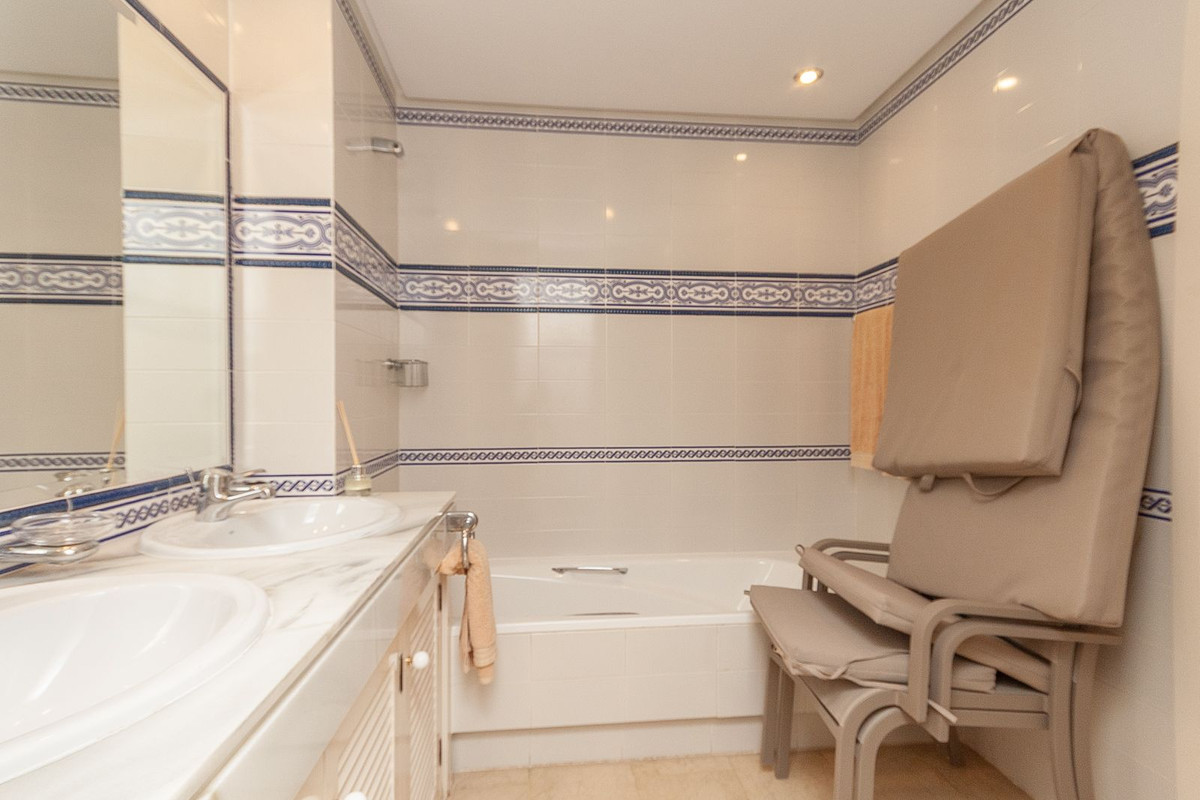 Se vende Apartamento Planta Media de 3 dormitorios en Costa Del Sol, Málaga, España
