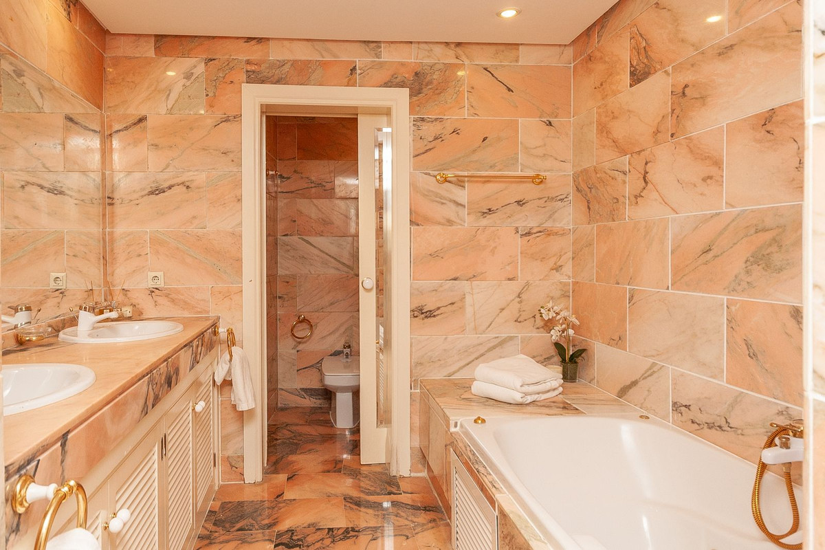 Se vende Apartamento Planta Media de 3 dormitorios en Costa Del Sol, Málaga, España