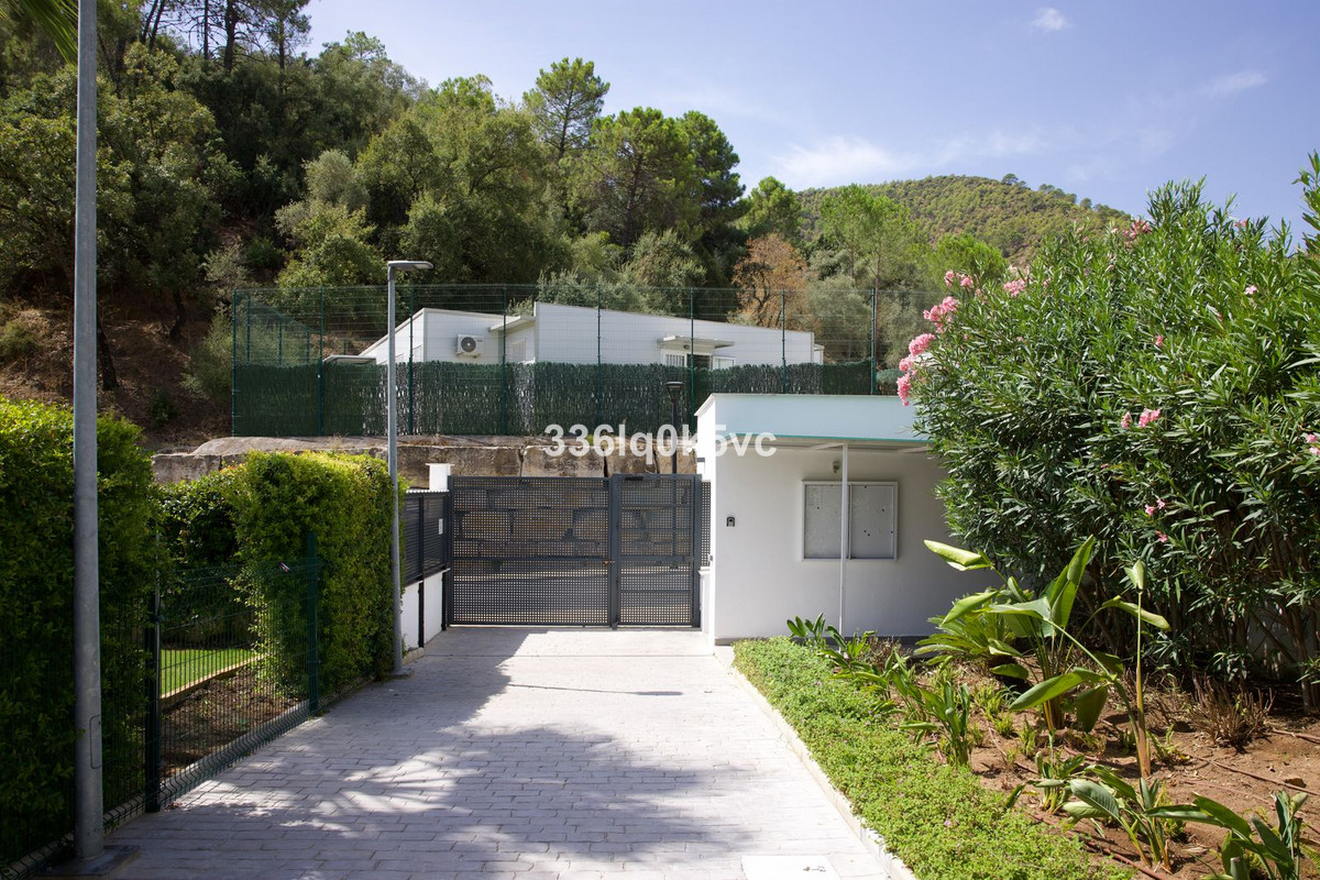 3 Bed Apartment for sale in Benahavís Costa Del Sol, Málaga, Spain