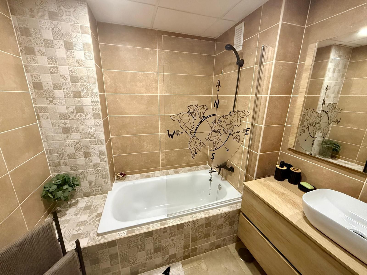 Se vende Apartamento Planta Media de 2 dormitorios en Costa Del Sol, Málaga, España