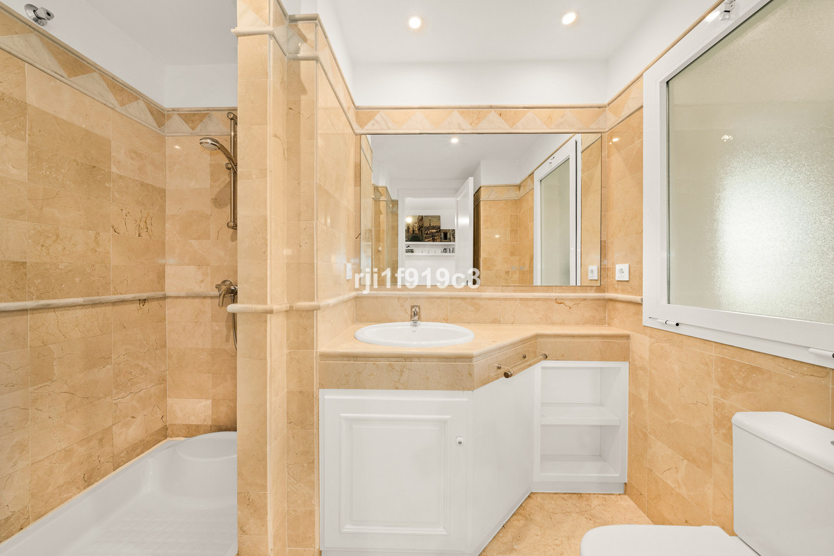Se vende Apartamento Planta Media de 3 dormitorios en Costa Del Sol, Málaga, España
