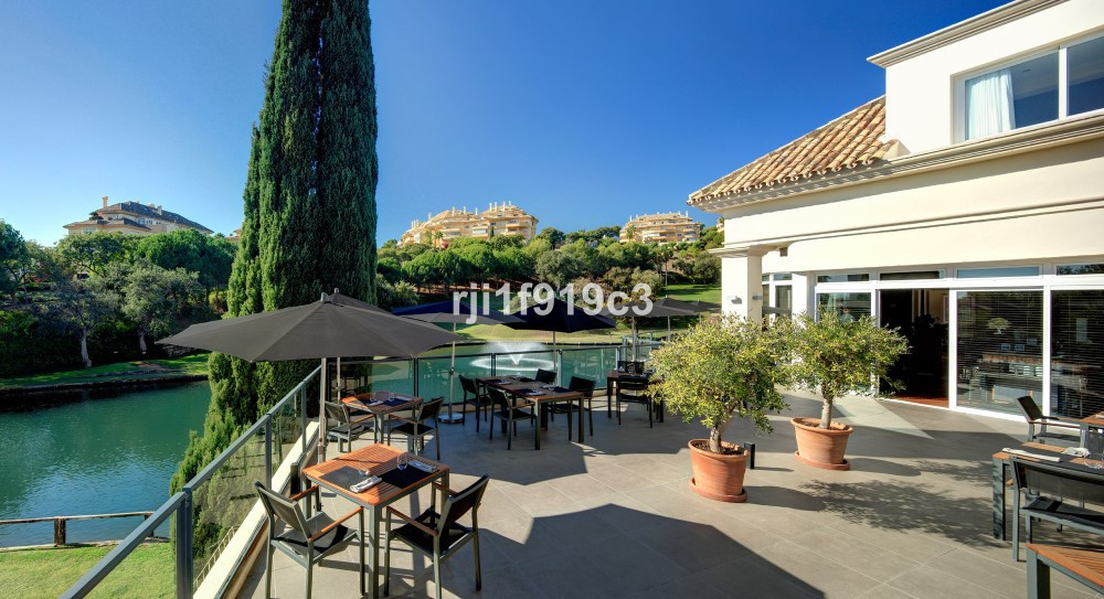 Se vende Apartamento Planta Media de 3 dormitorios en Costa Del Sol, Málaga, España