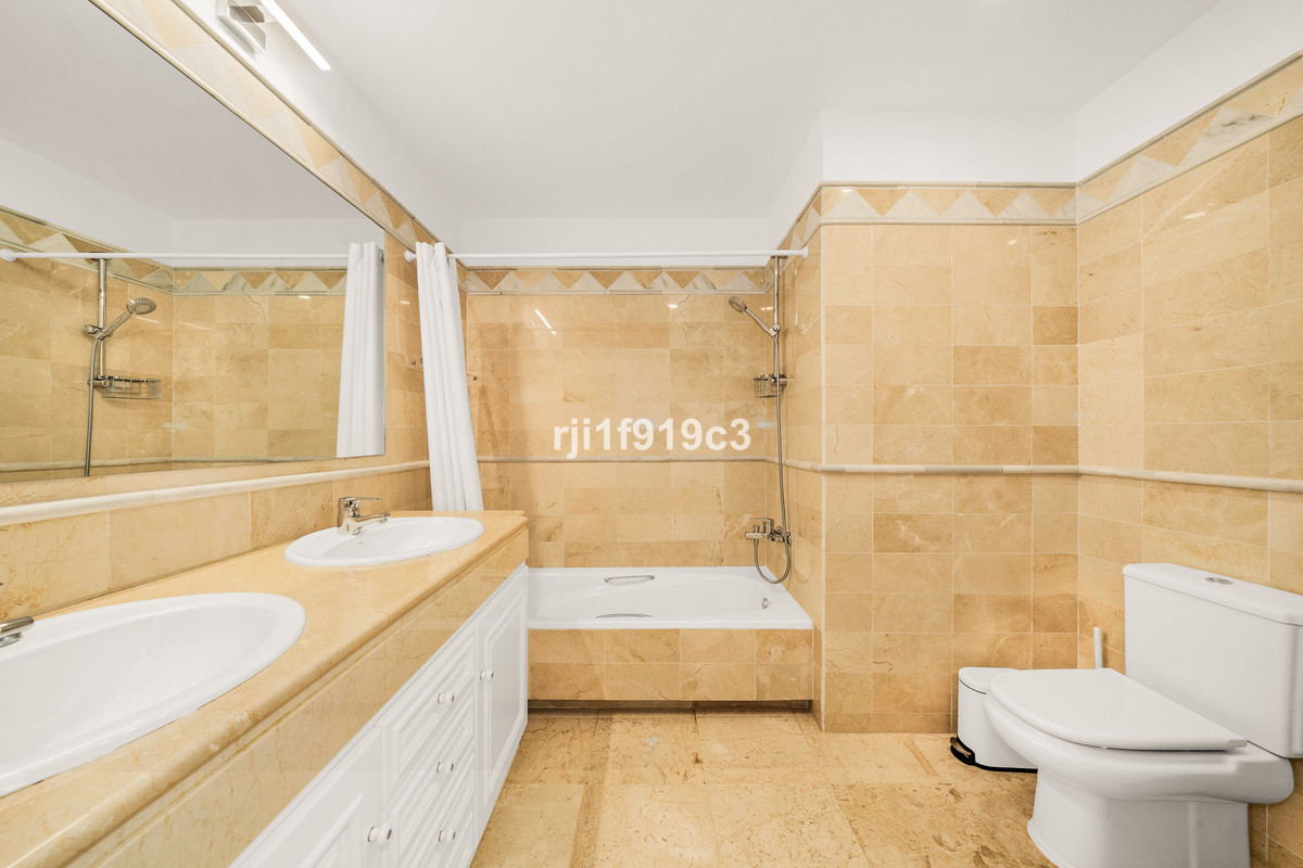 Se vende Apartamento Planta Media de 3 dormitorios en Costa Del Sol, Málaga, España