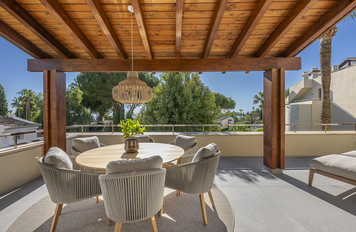3 Bed Apartment for sale in The Golden Mile Costa Del Sol, Málaga, Spain