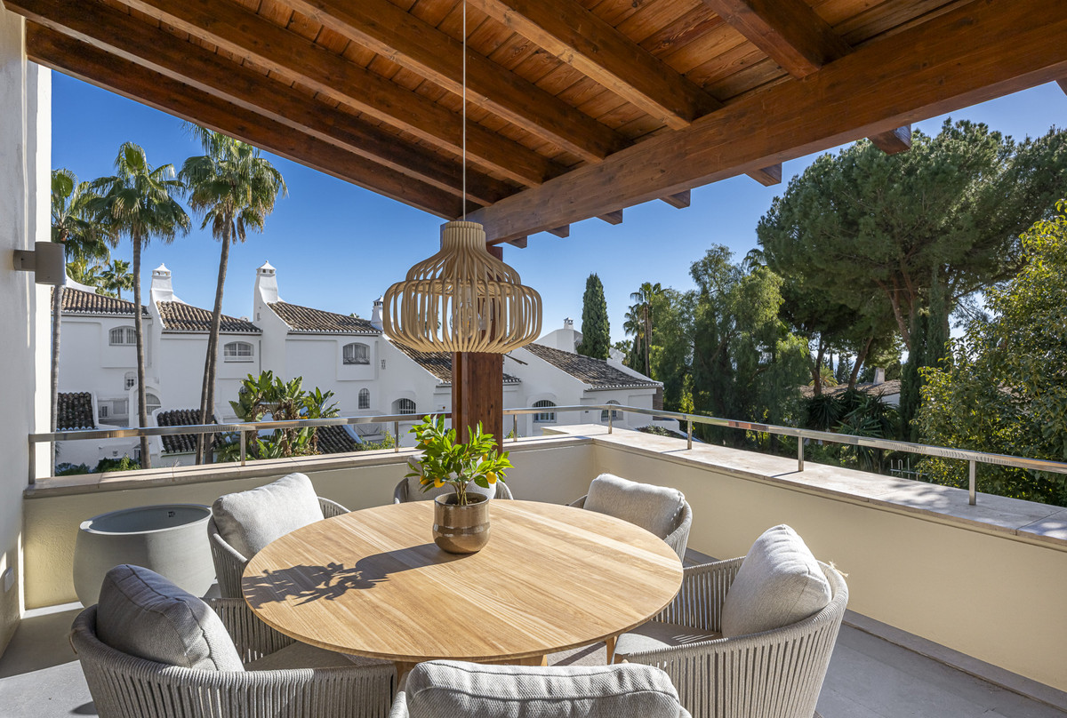 3 Bed Apartment for sale in The Golden Mile Costa Del Sol, Málaga, Spain