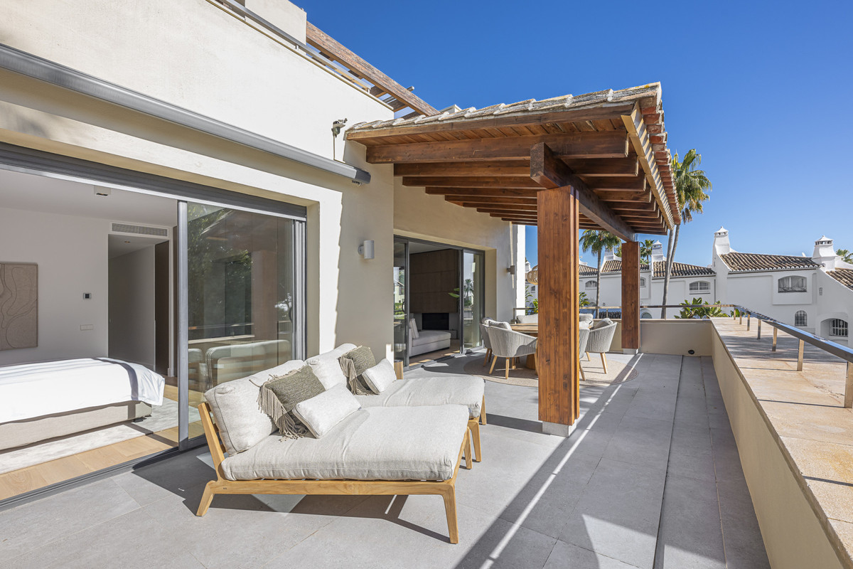3 Bed Apartment for sale in The Golden Mile Costa Del Sol, Málaga, Spain