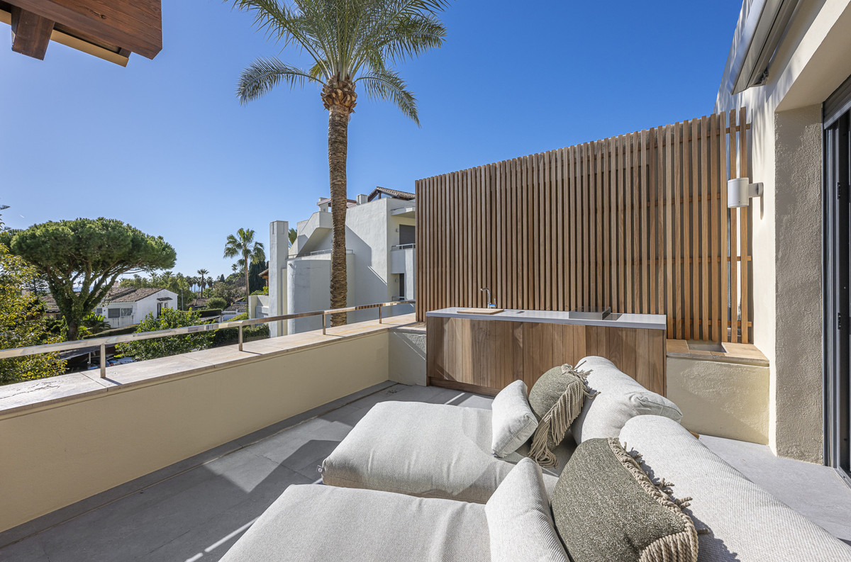 3 Bed Apartment for sale in The Golden Mile Costa Del Sol, Málaga, Spain